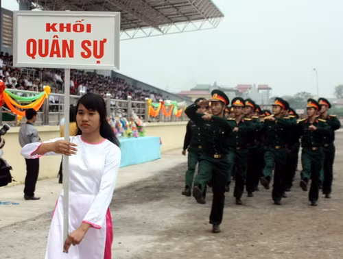 Các lực lượng diễu hành trong lễ khai mạc, gồm: Lực lượng vũ trang...