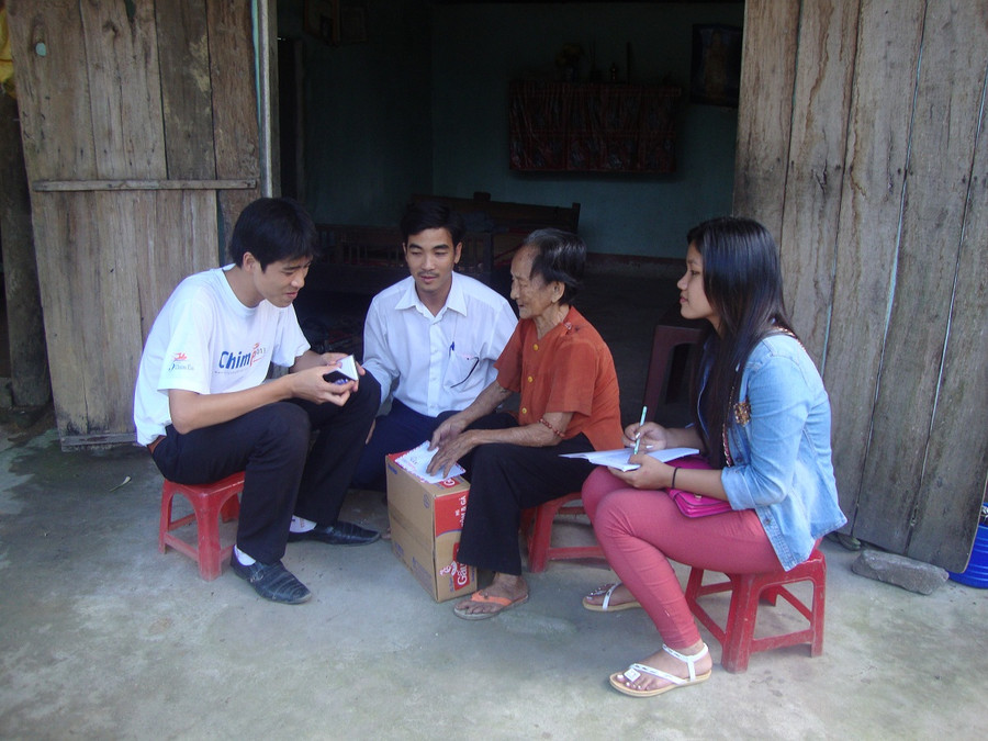 Đội ĐHSV đến thăm và tặng quà cho bà Bùi Thị Thẩu, thôn Trung Lương, xã Tam Mỹ Tây