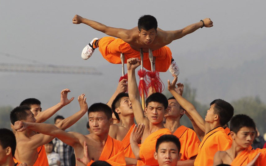 Màn biểu diễn của những võ sinh Thiếu Lâm (Trung Quốc) Shaolin martial arts students perform at Shaolin Temple in Dengfeng, Henan province, China.