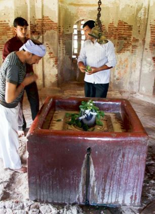 Các nhà khảo cổ dự kiến đào 2 khu đất rộng 100 mét vuông tại đây Investigate: The archaeologists plan to dig two 100-square-metre blocks beside the palace Read more: http://www.dailymail.co.uk/news/article-2461334/Indian-government-digging-temple-gold-dream.html#ixzz2hr4flQLv Follow us: @MailOnline on Twitter | DailyMail on Facebook
