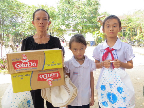 Ba mẹ con bà Đoàn Thị Hoa cũng như nhiều phụ huynh bày tỏ lòng biết ơn đối với tấm lòng chia sẻ khó khăn của đoàn công tác.