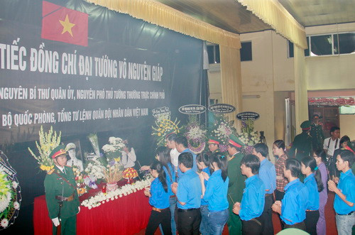 Tuổi trẻ Cần Thơ thắp hương tiễn đưa Đại tướng Võ Nguyên Giáp tại Bộ Chỉ huy Quân sự thành phố Cần Thơ sáng ngày 13/10/2013