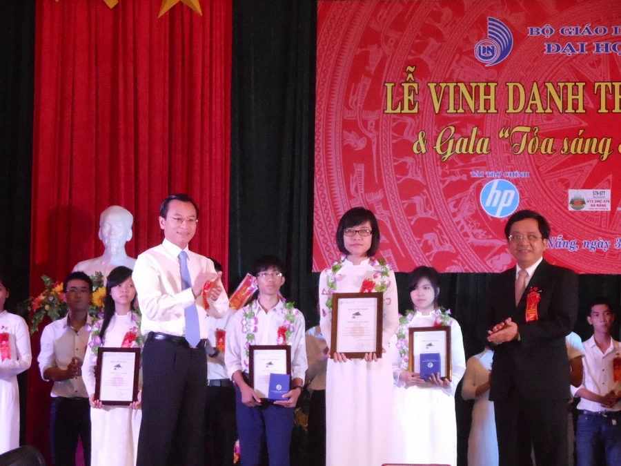 ĐH Đà Nẵng vinh danh thủ khoa năm 2013