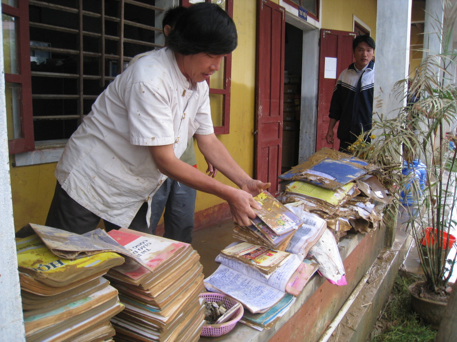 anh 2, Miền Trung – Tây Nguyên 20 người chết, 173 người mất tích và thương vong do bão số 11 và mưa lũ.JPG