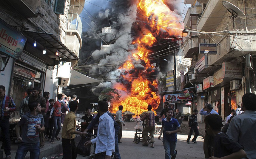 Một đám cháy tại cửa hàng xăng dầu ở gần Aleppo (Syria) Residents look at a a fire at a petrol and oil shop in the Bustan Al-Qasr neighbourhood of Aleppo, Syria