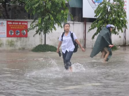 Học sinh, sinh viên lội nước trở về nhà.