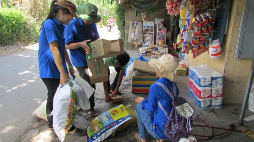 Hàng tuần, các bạn nhóm CTXHĐĐ lại cóp nhặt ve chai bán kiếm tiền làm từ thiện Hàng tuần, các bạn nhóm CTXHĐĐ lại cóp nhặt ve chai bán kiếm tiền làm từ thiện