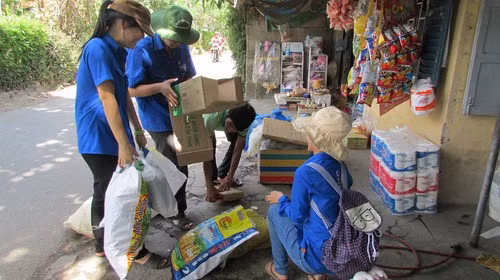 Hàng tuần, các bạn nhóm CTXHĐĐ lại cóp nhặt ve chai bán kiếm tiền làm từ thiện