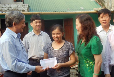 Công Đoàn ngành GD&ĐT, Nhà Xuất bản Giáo dục Việt Nam trao quà cho các gia đình giáo viên bị thiệt hại nặng do bão số 10.