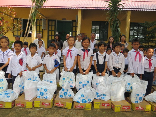 Những món quà được trao tặng tận tay học sinh