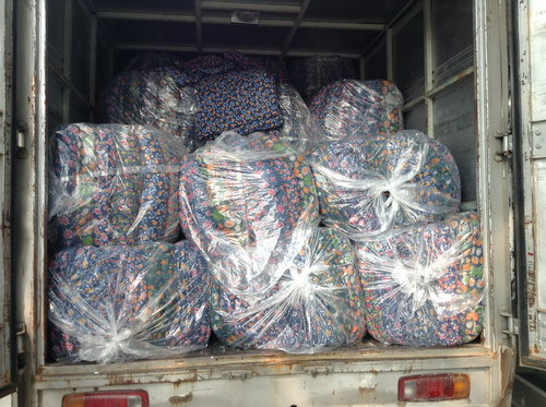 Xe tải chở chăn đến nơi tập kết, chuẩn bị đi miền Trung