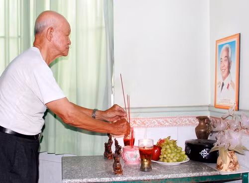 7. Hay tin Đại tướng Võ Nguyên Giáp mất, ông Lê Đăng Việt (sinh năm 1937) đã lập bàn thờ di ảnh Đại tướng tại nhà số 285, khu vực Yên Thạnh, phường Thường Thạnh, quận Cái Răng, TP. Cần Thơ 