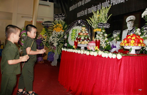 8. Hai cháu bé này được mẹ đưa đến thắp hương viếng Đại tướng Võ Nguyên Giáp tại Bộ Chỉ huy Quân sự thành phố Cần Thơ