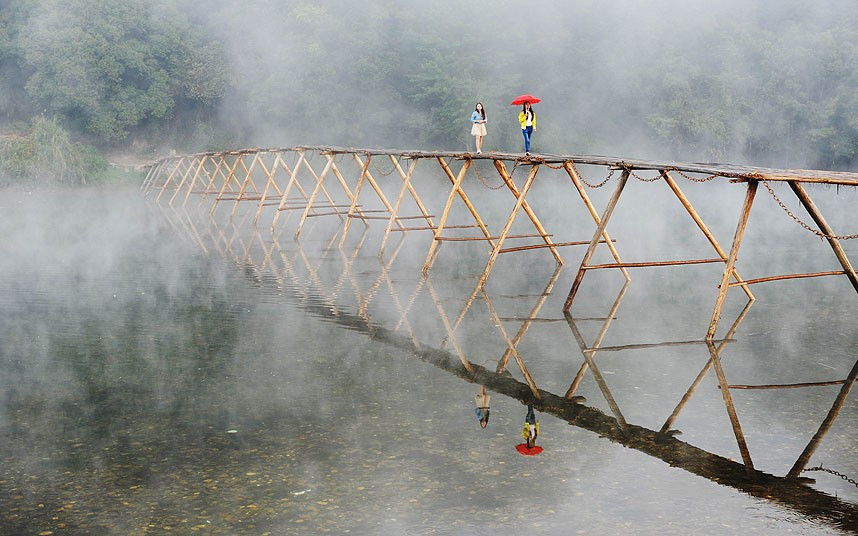 Sương mù phủ nhẹ một cây cầu ở làng Zhang (Wuyuan, Trung Quốc) Mist shrouded bridge in Zhang Village, Wuyuan, China