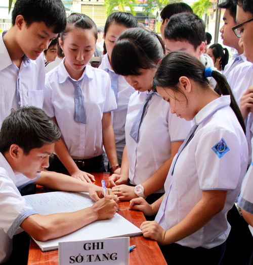 6. Các em học sinh Trường THPT Thực hành Sư Phạm Đại học Cần Thơ ghi sổ tang sau khi thắp hương viếng Đại tướng tại Hội CCB TP. Cần Thơ