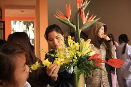 Nữ sinh viên Trường ĐH Y khoa Vinh trổ tài trong hội thi cắm hoa nghệ thuật fdfd