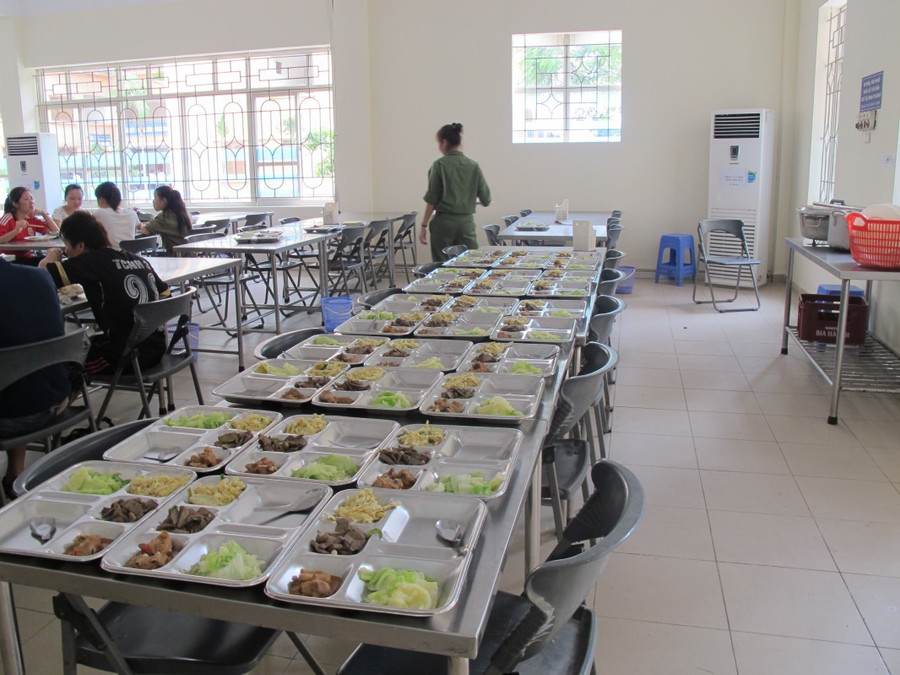 Nhà ăn trong khuôn viên KTX giúp sinh viên đảm bảo an toàn thực phẩm với giá tiền phải chăng Nhà ăn trong khuôn viên KTX giúp sinh viên đảm bảo an toàn thực phẩm với giá tiền phải chăng