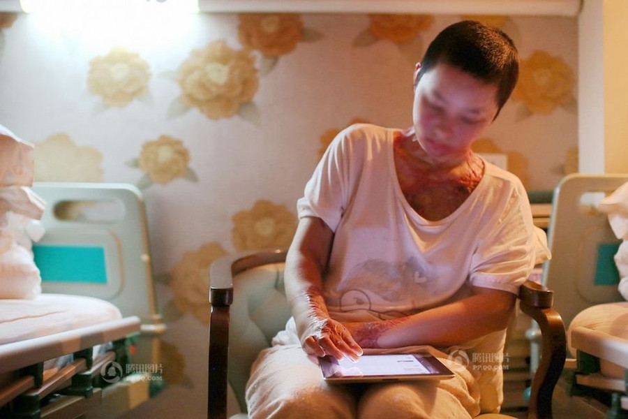 Cô vẫn lên mạng để cập nhật thông tin.