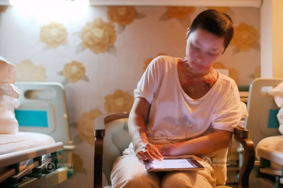 Cô vẫn lên mạng để cập nhật thông tin.