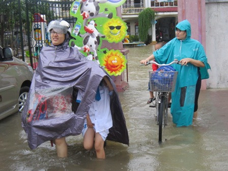 Phục huynh đón học sinh về vì mưa ngập trường học.