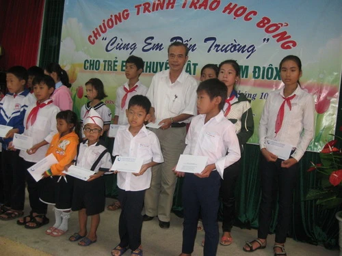 Trao học bổng cho học sinh khuyết tật, nhiễm dioxin