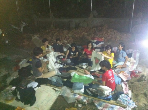 Những bộ quần áo được phân loại trước khi đem tặng