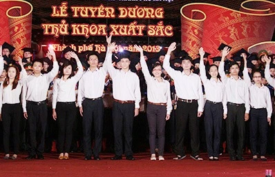 Vinh danh HS giỏi Olympic quốc tế và thủ khoa ĐH 2013