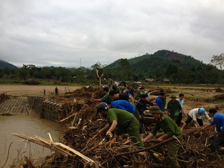 ĐVTN huyện Hương Sơn và công an huyện dọp dẹp để thông cống tại xã Sơn Kim 2