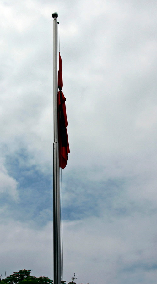 3. Một lá cờ rủ theo qui định Quốc tang được thực hiện lúc 12 giờ trưa ngày 11/10/2013 tại Bảo tàng TP. Cần Thơ