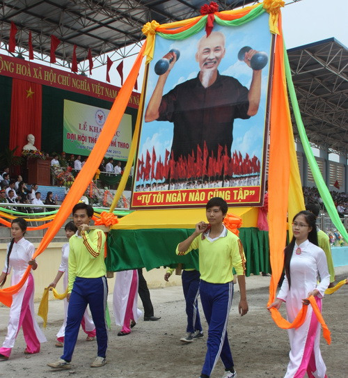 Rước ảnh Bác Hồ luyện tập thể thao trong lễ khai mạc