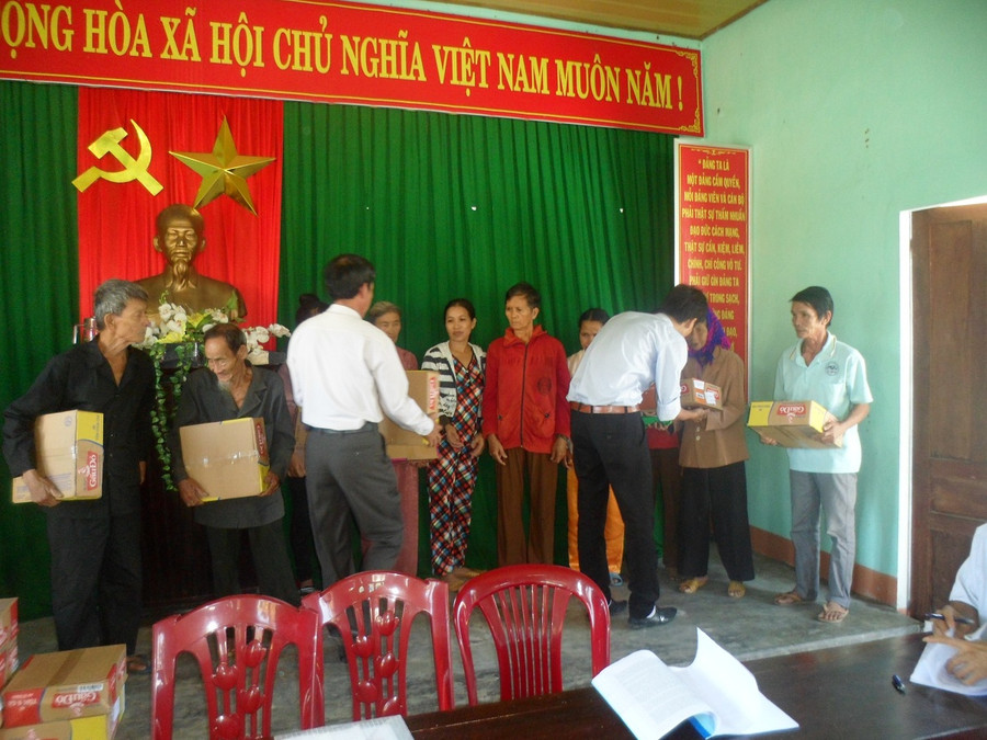 Chủ tịch Ủy ban Nhân dân xã Tam Anh Nam cùng đại diện mạng lưới Vì cộng đồng trao quà cho các hộ dân bị thiệt hại trong cơn bão số 11