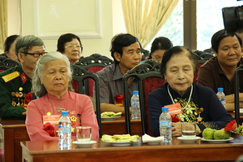 Các nhà giáo lão thành lắng nghe chia sẻ từ lãnh đạo Bộ GD&ĐT Các nhà giáo lão thành