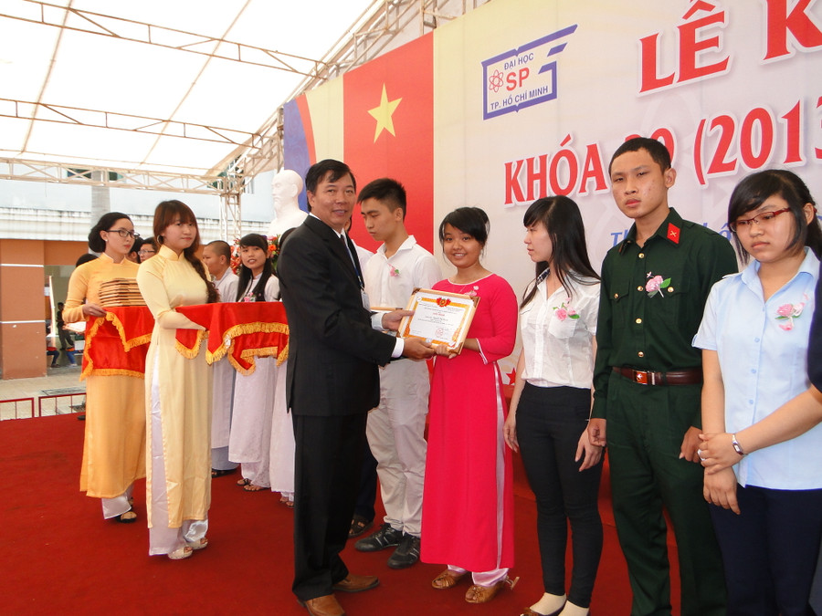 PGS.TS Nguyễn Kim Hồng, hiệu trưởng trường ĐH Sư Phạm TPHCM trao bằng khen và học bổng cho SV xuất sắc.JPG