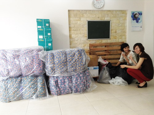 Nhân viên Công ty TNHH XNK Vật tư ngành in (IPM) vui vẻ soạn đồ quyên góp