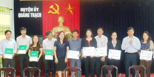 Thứ trưởng Nguyễn Thị Nghĩa trao tiền hỗ trợ cho các trường học tại huyện Quảng Trạch.