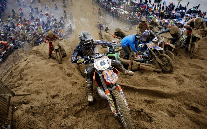 Ryan Staveley điều khiển chiếc xe KTM của mình trong cuộc đua xe trên bờ biển Weston 2013 RHL (Anh) Ryan Staveley rides his KTM up dune 18 during the main race of the 2013 RHL Weston beach race in Weston-Super-Mare, southwest England.