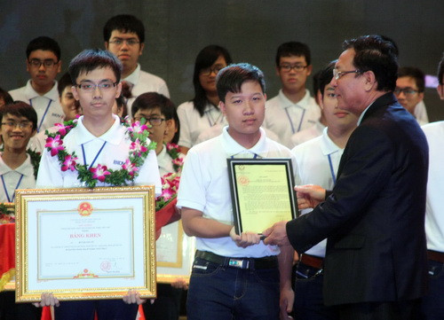 Thừa ủy quyền của Chủ tịch nước, Bộ trưởng Phạm Vũ Luận trao thư khen của Chủ tịch nước cho các học sinh đội tuyển Olympic Toán học. 03.jpg