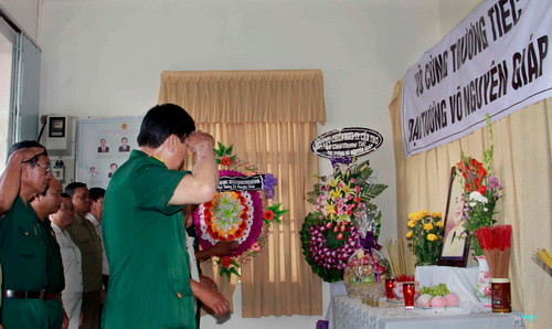 1. Đoàn Hội cựu Chiến binh quận Cái Răng TP. Cần Thơ đến viếng Đại tướng Võ Nguyên Giáp tại Hội CCB TP. Cần Thơ