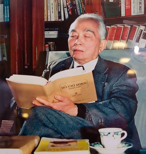 Đại tướng đọc sách Hồ Chí Minh toàn tập. Sinh thời, ông là Chủ tịch danh dự của Hội Khoa học Lịch sử Việt Nam. Ảnh tư liệu.