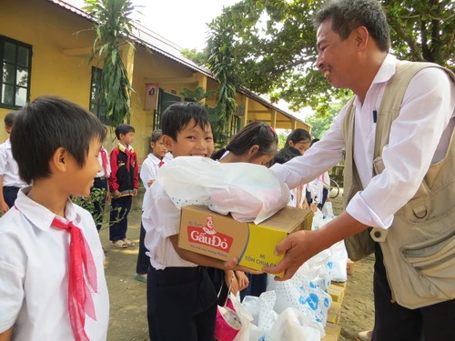 Báo GD&amp;TĐ thăm và tặng quà học sinh vùng khó