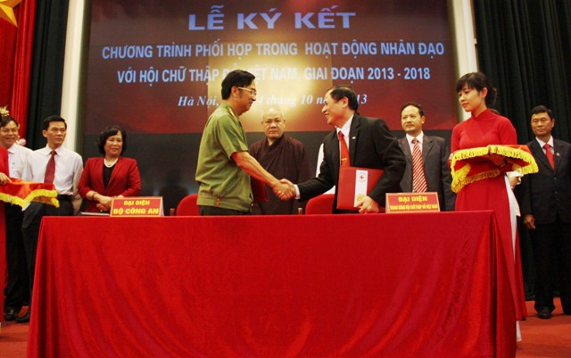 TƯ Hội Chữ thập đỏ Việt Nam ký chương trình phối hợp với Bộ Công an
