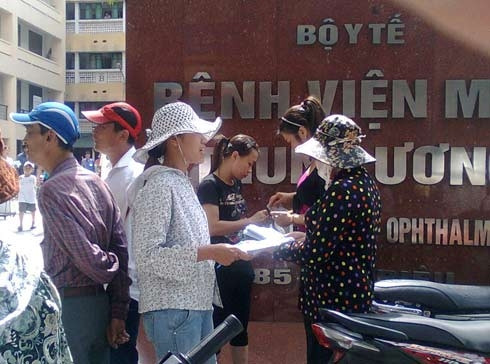 Cò đau mắt đỏ lộng hành trước cổng Bệnh viện Mắt T.Ư