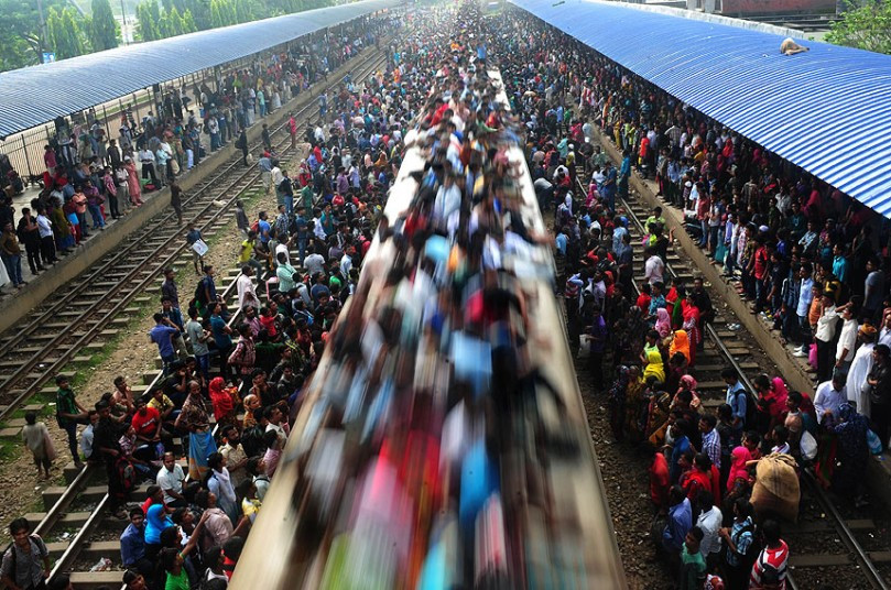 Hành khách Bangladeshi chen chúc lên tàu để kịp về nhà trước lễ hội Hồi giáo Eid al-Adha Bangladeshi commuters ride on a train as they rush home to be with their families in remote villages, ahead of the Muslim festival of Eid al-Adha, in Dhaka. Muslims across the world are preparing to celebrate the annual festival of Eid al-Adha, or the Festival of Sacrifice, which marks the end of the Hajj pilgrimage to Mecca and in commemoration of Prophet Abraham