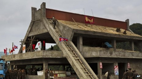 Đây là một trong những cơ sở thể thao mới đang được xây dựng ở Triều Tiên. Một số công viên, sân bóng, sân trượt tuyết cũng mới được xây dựng tại quốc gia này The resort is one of several new sports facilities being built in North Korea. Numerous recreational parks, basketball courts and skating rinks have recently been built