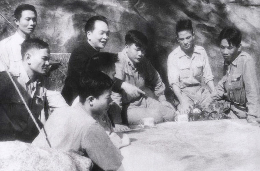 Đại tướng Võ Nguyên Giáp cùng cán bộ chỉ huy họp bàn kế hoạch tác chiến trong chiến dịch Điện Biên Phủ (1954) Đại tướng Võ Nguyên Giáp cùng cán bộ chỉ huy họp bàn kế hoạch tác chiến trong chiến dịch Điện Biên Phủ (1954)