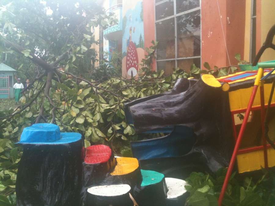 Nhiều ngôi trường, nhà cửa ở Đà Nẵng bị hư hỏng nặng sau bão.