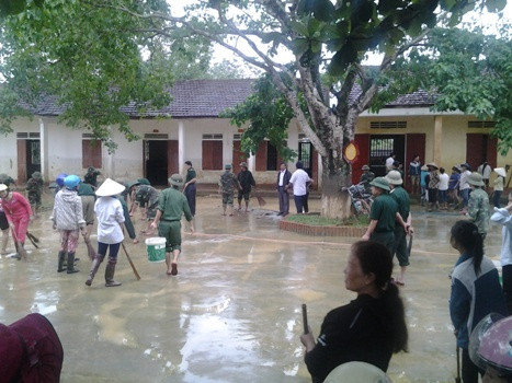 Lực lượng ĐVTN và đoàn viên Biên Phòng Hương Khê, giúp trường tổng vệ sinh sau báo số 11 tại trường Tiểu học Hương Đô Lực lượng ĐVTN và đoàn viên Biên Phòng Hương Khê, giúp trường tổng vệ sinh sau báo số 11 tại trường Tiểu học Hương Đô