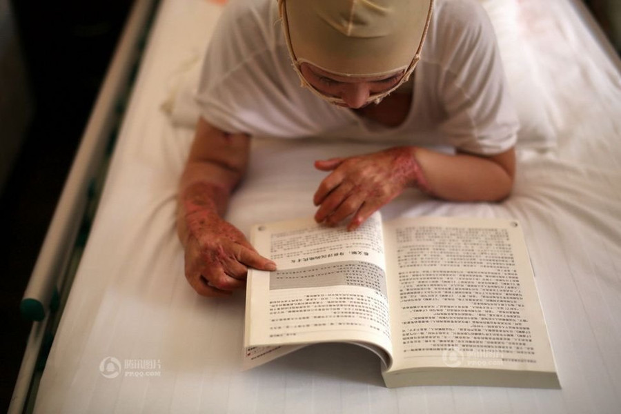 ....và đọc sách để cho vơi nỗi buồn.