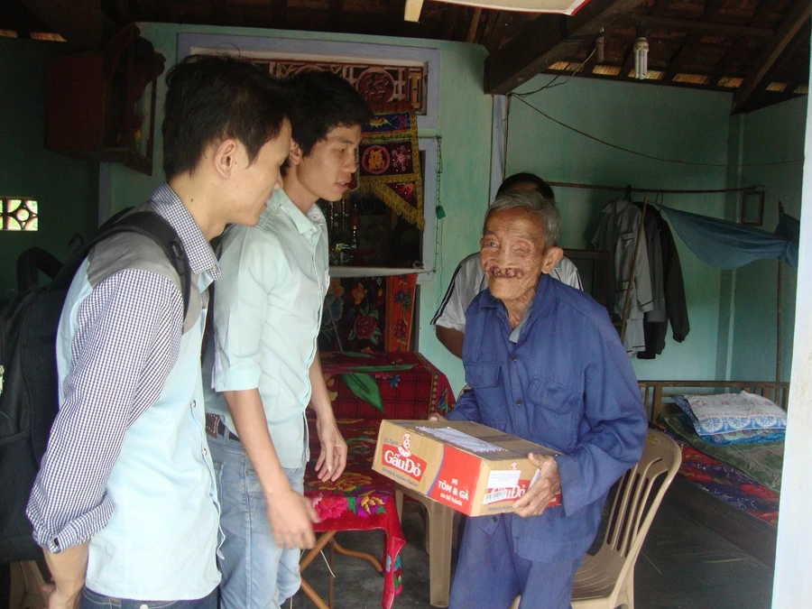 Trao quà từ thiện cho nhân dân vùng lũ huyện Núi Thành