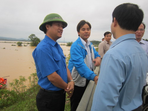Lãnh đạo tỉnh Đoàn Hà Tĩnh trực tiếp đến vùng lũ chỉ đạo lực lượng ĐVTN nhanh chóng giúp nhân dân. Lãnh đạo tỉnh Đoàn Hà Tĩnh trực tiếp đến vùng lũ chỉ đạo lực lượng ĐVTN nhanh chóng giúp nhân dân.